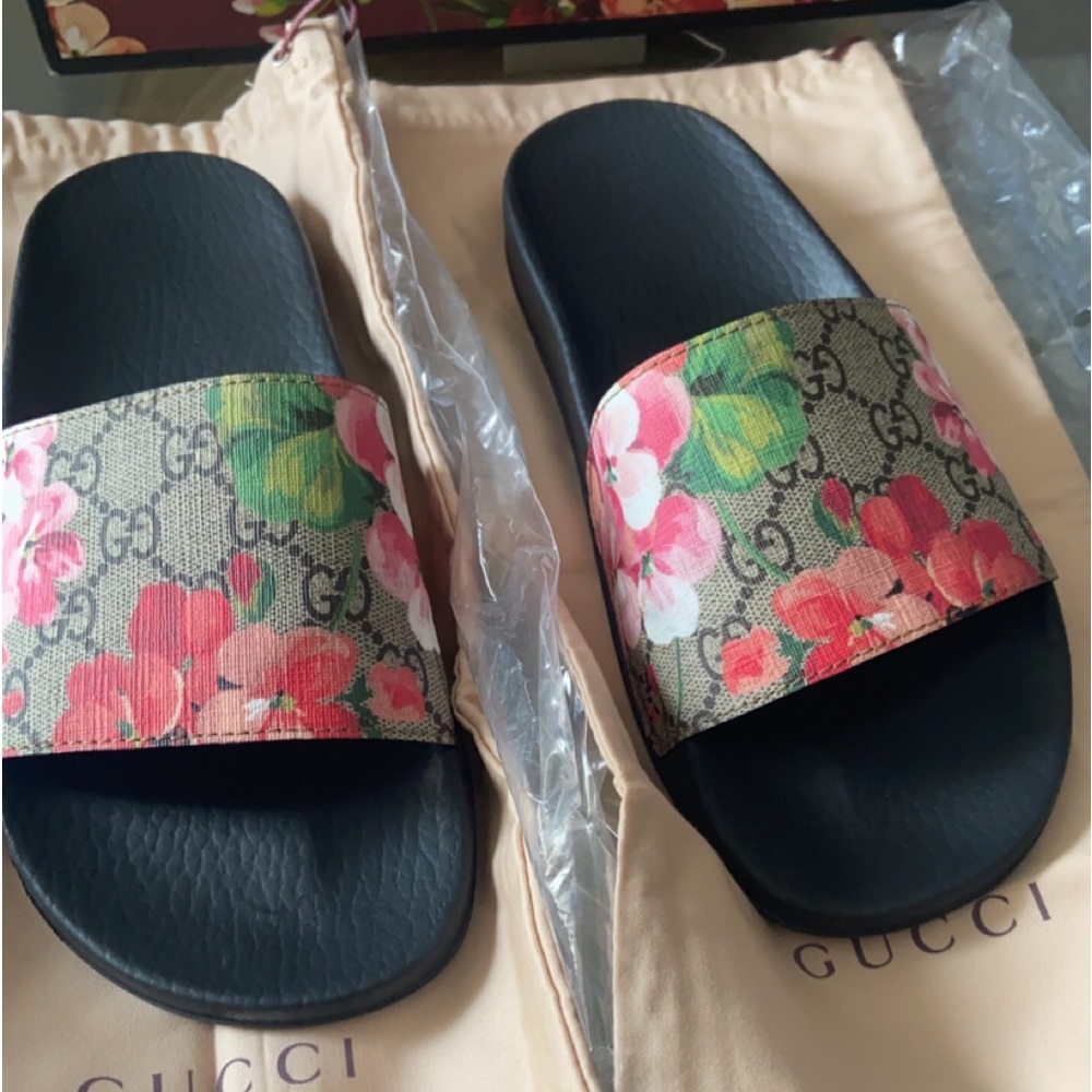 Lightly used, like new Gucci slides. Worn only once. In excellent condition.